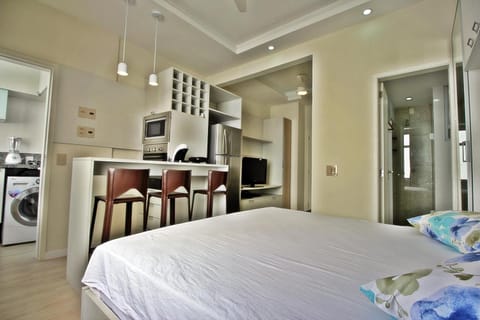 Bed, TV and multimedia, Kitchen or kitchenette, Photo of the whole room, Dining area, Bedroom, minibar, oven, stove, toaster