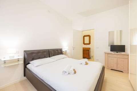 Bed, TV and multimedia, Photo of the whole room, Bedroom, towels