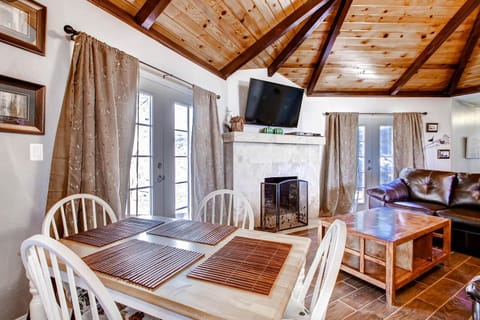 Harmony Hilltop Hideaway House in Yosemite Forks