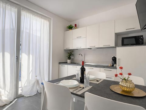 Kitchen or kitchenette, Dining area, stove