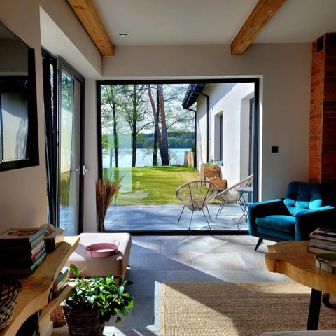 Patio, Communal lounge/ TV room, Day, Garden, TV and multimedia, Balcony/Terrace, Living room, Seating area, Evening entertainment, Garden view