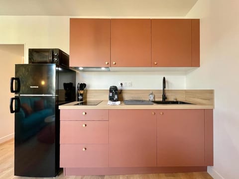 Kitchen or kitchenette, minibar, stove, washing machine