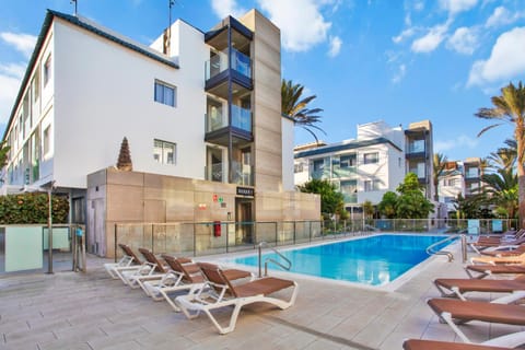 Property building, Pool view, Swimming pool, sunbed