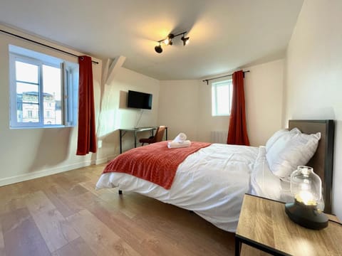 TV and multimedia, Seating area, Bedroom