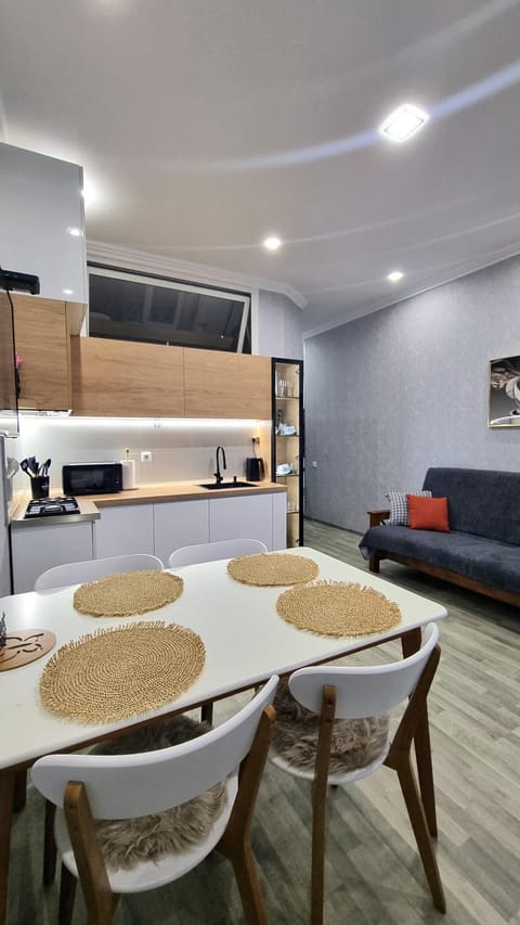 Kitchen or kitchenette, Living room, Seating area, Dining area, minibar, stove