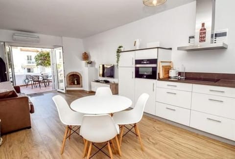 Kitchen or kitchenette, Living room, Seating area, Dining area, oven, pet friendly, stove, toaster