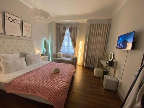 Bed, TV and multimedia, Bedroom
