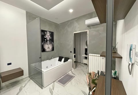 Bed, Hot Tub, Bathroom, Photo of the whole room, Bedroom, Bath, towels