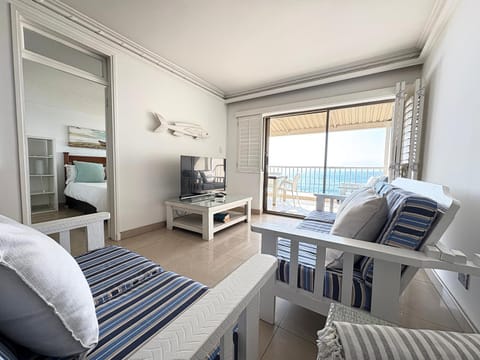 Bed, Natural landscape, Summer, TV and multimedia, View (from property/room), Balcony/Terrace, Balcony/Terrace, Living room, Lounge or bar, Seating area, Beach, Bedroom, Sea view, Sunrise, Sunset, Family, Family, furniture, internet, internet, towels, towels, air conditioner, air conditioner