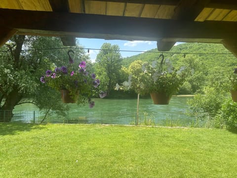 "River paradise" Vikendica sa bazenom, ladarom i kaminom na samoj obali Vrbasa Banja Luka House in Federation of Bosnia and Herzegovina