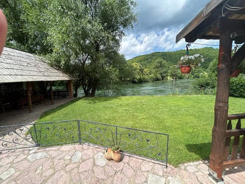 "River paradise" Vikendica sa bazenom, ladarom i kaminom na samoj obali Vrbasa Banja Luka House in Federation of Bosnia and Herzegovina