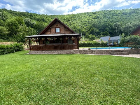 "River paradise" Vikendica sa bazenom, ladarom i kaminom na samoj obali Vrbasa Banja Luka House in Federation of Bosnia and Herzegovina