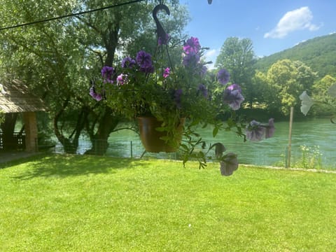 "River paradise" Vikendica sa bazenom, ladarom i kaminom na samoj obali Vrbasa Banja Luka House in Federation of Bosnia and Herzegovina