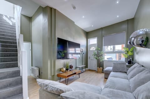 4 Bedrooms Homely House with Garden- Sleeps 9 Comfortably with 6 Comfortable Beds, Free Street Parking, Business Travellers, Contractors, & Holiday-Goers, Coventry, Near All Major Transport Links in Coventry and Motorway Apartment in Coventry