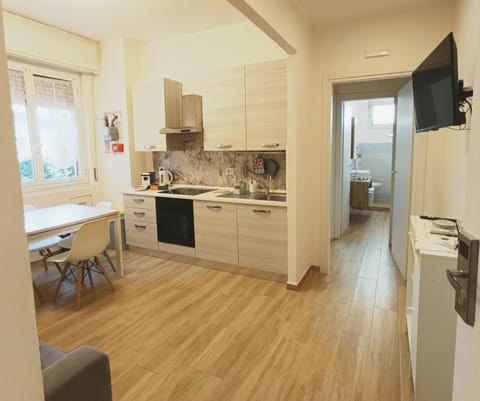 TV and multimedia, Kitchen or kitchenette, Dining area, oven, stove