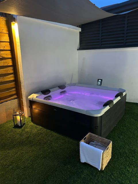 Hot Tub, Swimming pool