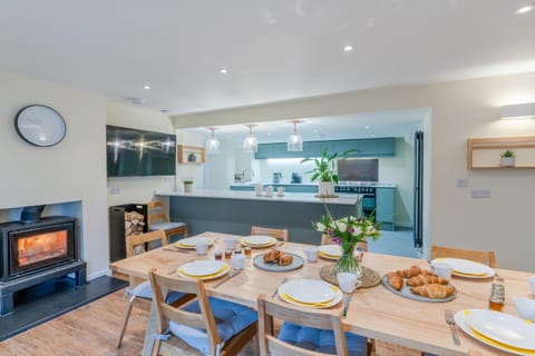 Dining area, flat iron, kitchen