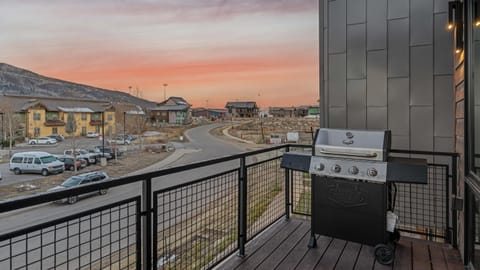 BBQ facilities, Balcony/Terrace, Mountain view