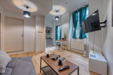 TV and multimedia, Kitchen or kitchenette, Living room, Seating area, Dining area, internet