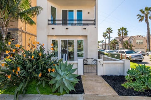 Modern beach home with rooftop - Ocean View! House in Oceanside