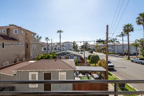Modern beach home with rooftop - Ocean View! House in Oceanside