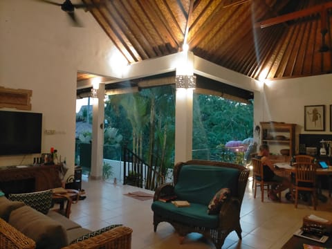 Communal lounge/ TV room, TV and multimedia, Living room, Seating area, Dining area