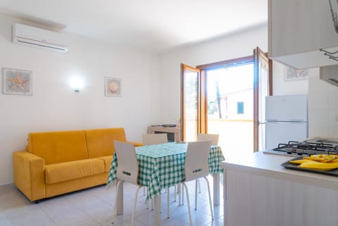 Bed, Kitchen or kitchenette, Living room