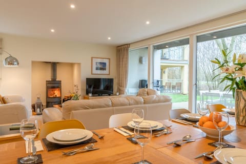 TV and multimedia, Living room, Seating area, Dining area