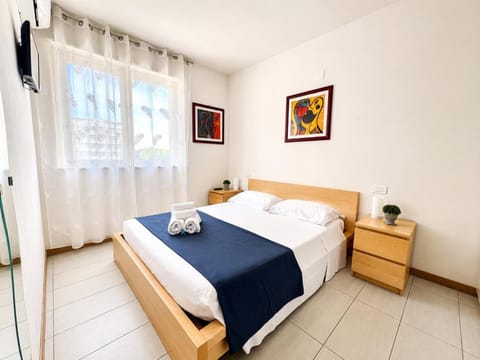 Bed, TV and multimedia, Photo of the whole room, Bedroom, towels