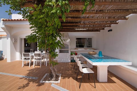 Property building, Balcony/Terrace, Living room