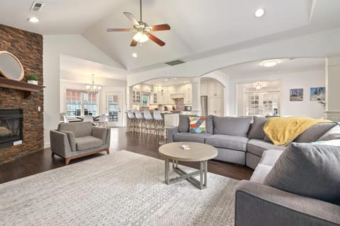 Club Coler- Ultimate Bike Home-Near DT House in Rogers