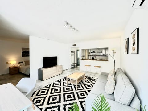 Communal lounge/ TV room, Bed, TV and multimedia, Kitchen or kitchenette, Living room, Photo of the whole room, Seating area, Bedroom