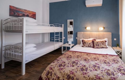 Bed, Photo of the whole room, Bedroom, bunk bed, air conditioner