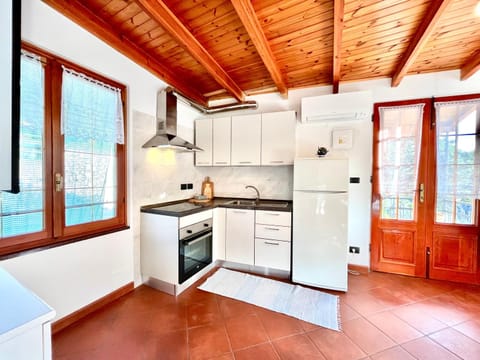 Kitchen or kitchenette, Dining area, minibar, pet friendly, stove