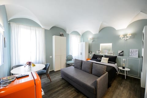 Bed, TV and multimedia, Living room, Photo of the whole room, Seating area, Dining area, Bedroom