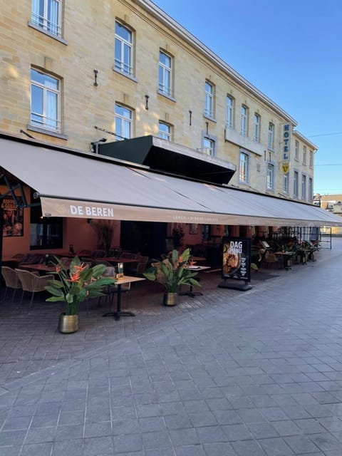 Restaurant/places to eat, Facade/entrance