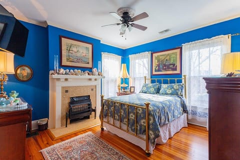 Property building, Bed, Photo of the whole room, Bedroom, Garden view, Pool view, fireplace