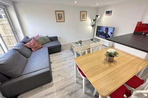 Communal lounge/ TV room, TV and multimedia, Kitchen or kitchenette, Living room, Seating area, Dining area, Evening entertainment
