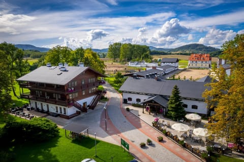 Property building, Restaurant/places to eat, Off site, Day, Natural landscape, Bird's eye view, Summer, Horse-riding, Horse-riding, On site, Mountain view, Mountain view