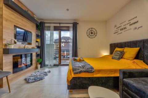 Communal lounge/ TV room, Bed, TV and multimedia, Living room, Photo of the whole room, Seating area, Bedroom, towels