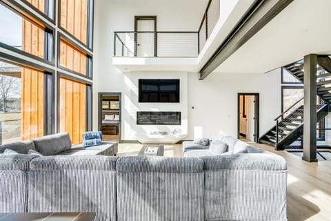 Custom Windham Mtn Villa with Pool, Theater and Views! Villa in Windham