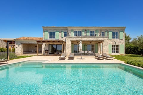 Property building, Patio, Day, Garden, Garden view, Pool view, Swimming pool, sunbed