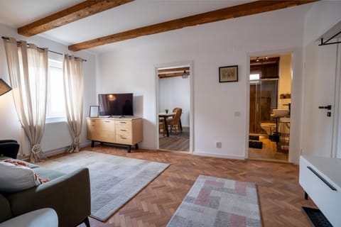 TV and multimedia, Living room, Seating area, Evening entertainment