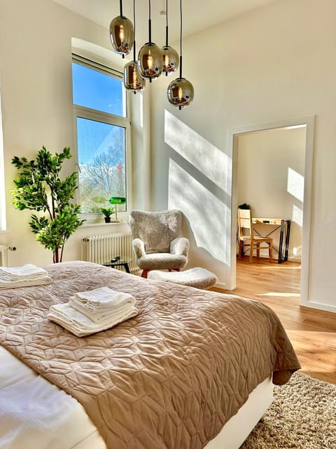 Bed, Photo of the whole room, Seating area, Bedroom, towels