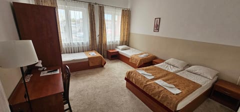 Shower, Photo of the whole room, Decorative detail, Communal kitchen, Quiet street view, oven, stove, laundry, washing machine, kitchen