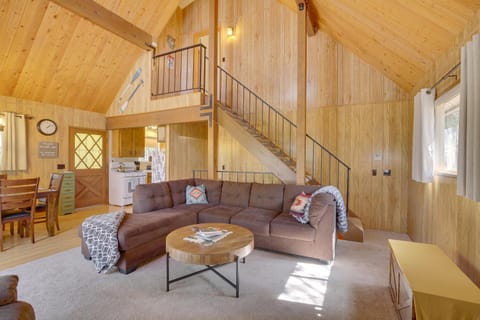 Woodsy Lake Arrowhead Cabin with Fire Pit Table Cabin in Lake Arrowhead