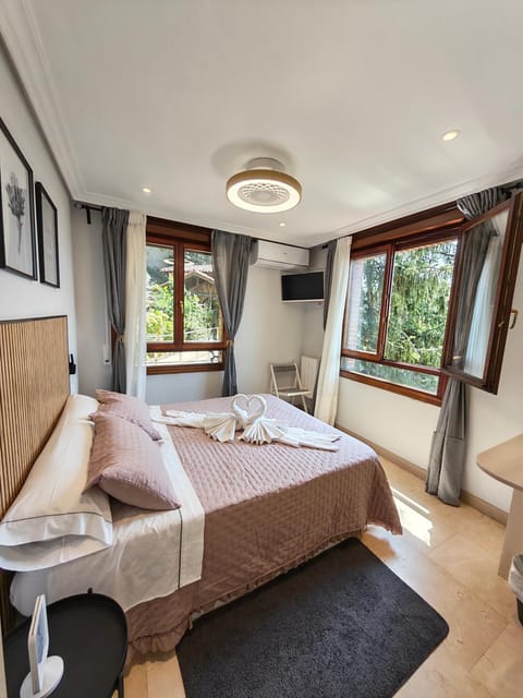 Bedroom, towels, air conditioner