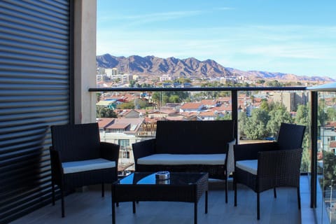 View (from property/room), Balcony/Terrace, Seating area, City view, Mountain view