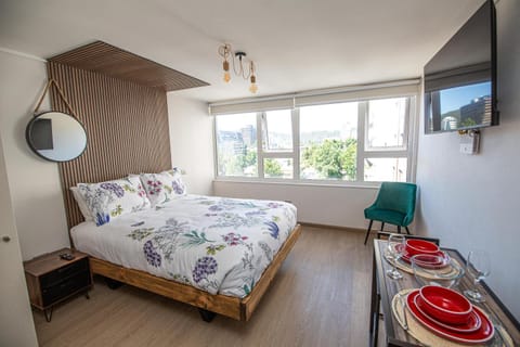 Bed, TV and multimedia, Photo of the whole room, Bedroom