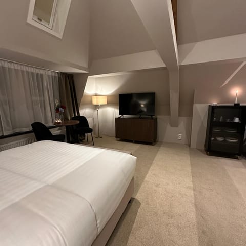 Bed, TV and multimedia, Bedroom